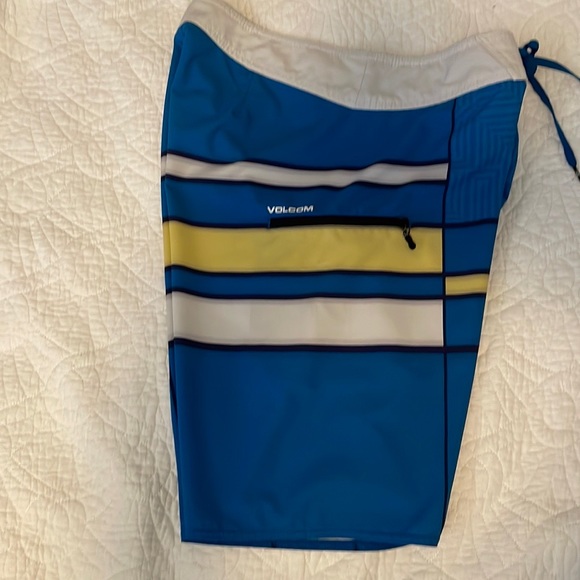 VOLCOM•BOARD SHORTS•SWIM TRUNKS•MENS 32 - Picture 2 of 6